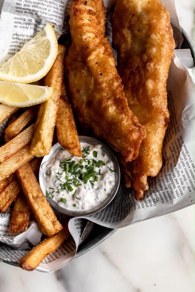 Fish and chips met saus