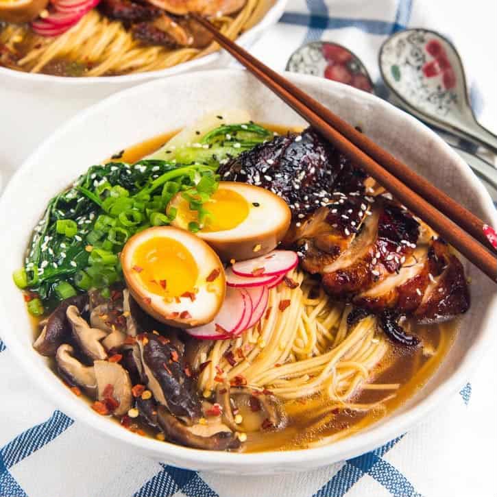 Kom ramen met ei en groenten